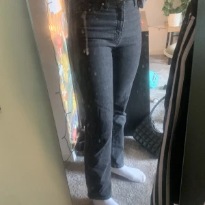 Jeans - Säljer mina super sköna mörkgrå jeans från Cubus som är i jätte bra material, säljer pgr de inte kommer till användning och är lite för korta, jag är 163💓💓 nypris ca 400kr skriv privat om du har frågor 😘