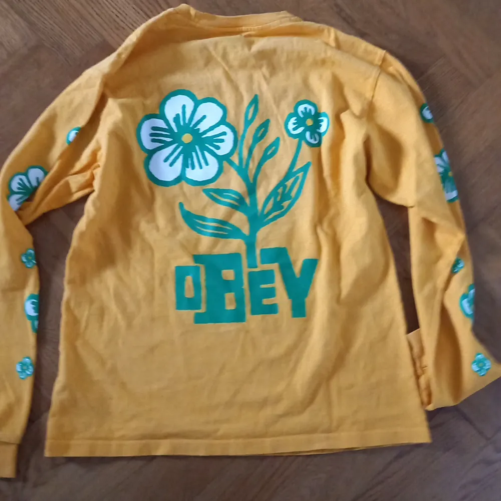 En obey tröja med blommor på. Knappt använd 10/20 skick. Tröjor & Koftor.