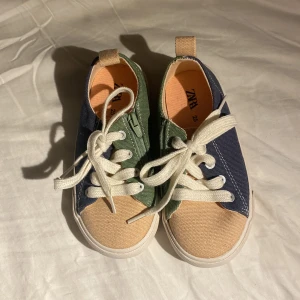 Barnskor stl.25  - Oanvända barnskor från Zara i stl.25.  Så fina ☘️