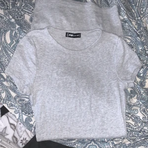 Klänning - lång kortärmad klänning från new yorker.💕 köpt för 199kr, säljer för 99kr. nyskick—aldrig använd.💕 säljer pga aldrig kommit till användning. kontakta vid intresse!