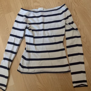 Off shoulder - En jättefin randig off shoulder tröja som sitter tajt❤️ Slutsåld överallt