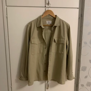 Vårjacka - En jacka köpt på herravdelningen på Gekås som jag max använt 5 gånger. Med andra ord, riktigt fint skick på den.