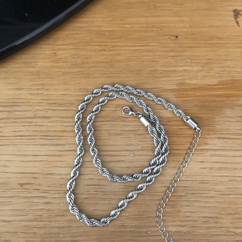 Ett fint halsband till bra pris är i rostfri stål.. Accessoarer.