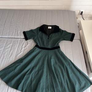 Grön fin klänning, änvänd få gånger i storlek L