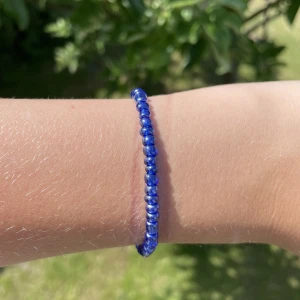 Pärlarmband  - Ett blått pärlarmband i storlek s men finns också i fler storlekar om man vill ha! Kontakta oss om de finns frågor!💕💗