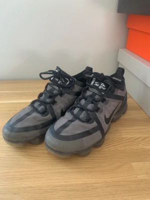Nike Vapormax - Strl 39 Cond 6/10 Nypris runt 1500 Bra par skor men lite luft i ena skon därav pris  Priset kan diskuteras vid snabb affär