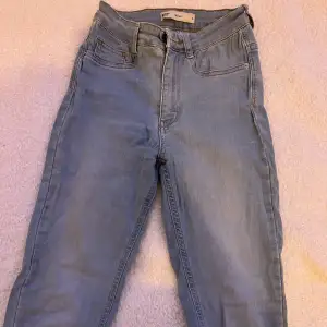 Ett par ljusblåa skinny jeans som jag inte använder längre. Passar stl xs-m.