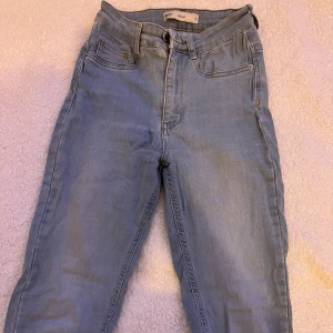Skinny jeans - Ett par ljusblåa skinny jeans som jag inte använder längre. Passar stl xs-m.