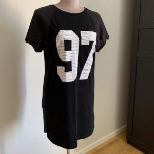 Säljer en svart t-shirt i storlek M från märket Sally & Circle. Den kan tas på som overzied och kan användas som tränings tröja då den är i tränings material.💕