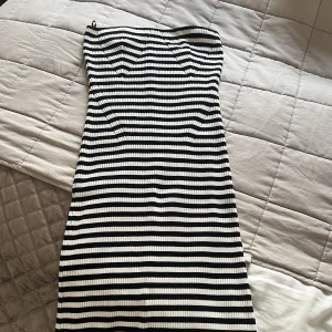 Tubklänning - Tubklänning från Gina tricot. Strl  L men passar även M. Använd en gång.