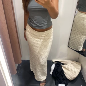 Långkjol - Kollar intresset på min långkjol som aldrig är använd o har prislappen kvar. Den går ej att köpa längre o är i storlek M men passar även S! Funkar både som lågmidjad men även högmidjad. Köparen står för frakten! Säljer endast vid bra bud.