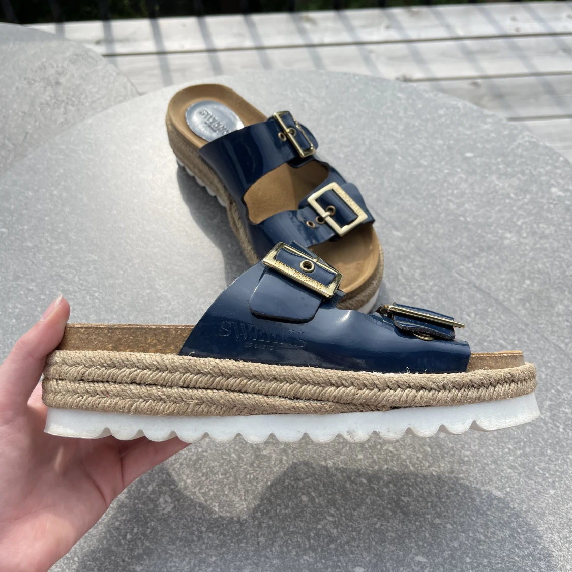 Trendiga sandaler som liknar birkenstocks.  - 91