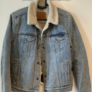 Levi's Strauss Sherpa Jeansjacka - Säljer min fina Levi's Strauss jeansjacka med varm insida och krage i strl M. 