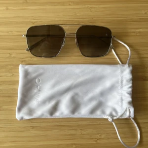 Chimi Aviator Grey  - Jag säljer mina Chimi Avaitor Grey solglasögon som jag fick i konfirmatipnspresent som är helt oanvända. Tyvärr finns inget kvitto (därför jag inte lämnat tillbaka de)  De är äkta och helt oanvända. Solglasögon, fodral, servett, kartong ingår, nypris 1400