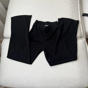 Fin byxor  - Säljer svarta fin byxor från Nelly 