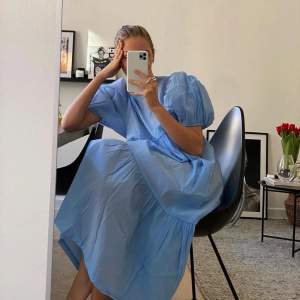 Fin blå långklänning från Gina Tricot 💙 stl.38 och går till anklarna på mig som är 1.68 
