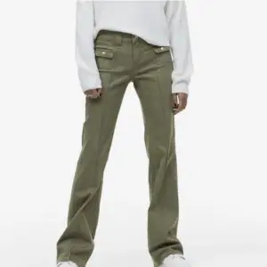 Jag söker dom populära gröna H&M jeansen i färgen grön och i storlek 36