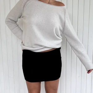 Stickad kjol - Svart stickad kjol, som är avklippt lite upptill för att bli mer lågmidjad men inget som man tänker på. 