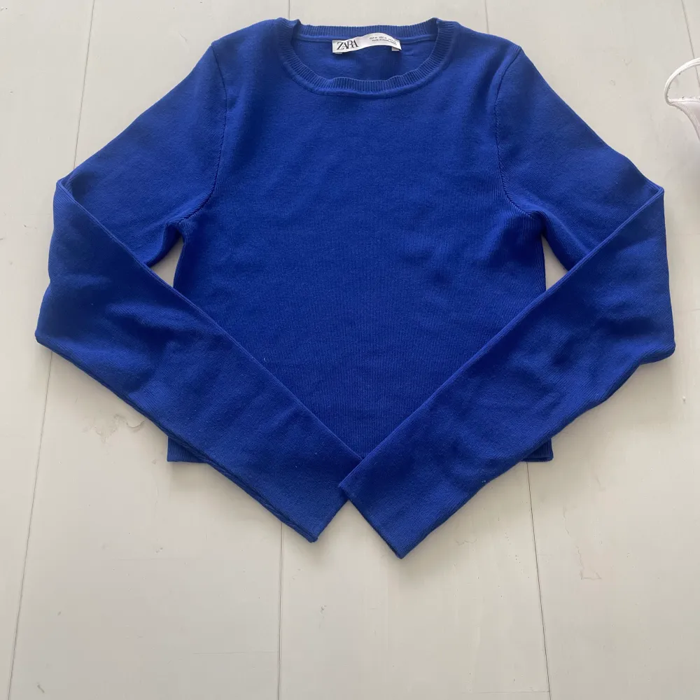 denna jättefina blå tröjan från zara är använd 1-2 gånger. pris kan diskuteras!!. Toppar.