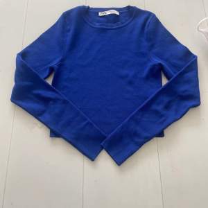 denna jättefina blå tröjan från zara är använd 1-2 gånger. pris kan diskuteras!!