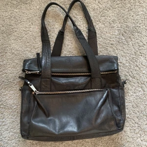 Vintage handväska  - Grå handväska från WERA Stockholm! Är ganska använd men i fortsatt bra skick💓