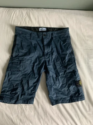 Stone Island shorts  - Säljer ett par Stone Island shorts köpta från NK. Det är storlek 170 junior, de sitter som S i vuxen storlek. Perfekta till sommaren! Pris kan diskuteras 