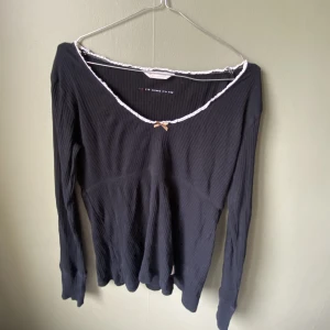 Odd molly långärmad tröja  - En svart odd molly tröja med långa ärmar. Storleken står inte men skulle säga att det är en medium ungefär. 