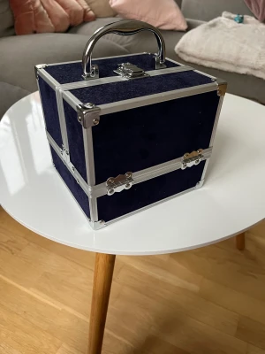 Smink/pyssel/smyckes box - Jättefin box som går att öppna, fick i present alldeles nyss men den används inte. Pris kan diskuteras❤️❤️