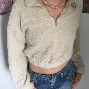 Flufftröja - Riktigt skön croppad tröja i fluff, storlek xs från Gina. ❤️❤️