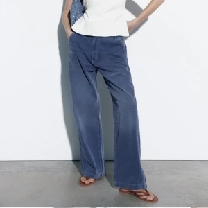 Blå chinos - Sjukt snygga blå chinos perfekta till sommaren. Helt oanvända, prislapp kvar. Inköpspris 399, säljer för 270. Från Zara. Strl 34