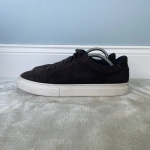 Vagabond skor 41 - Säljer dessa feta Vagabond skor i storlek 41 som kommer vara dunder till sommaren | Skick: 9/10 endast använda ett fåtal gånger | Nypris: 1800 kr | Mitt pris: 400 kr | Hör av er vid minsta fråga eller fundering :)