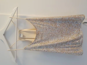 Festtopp - Storlek S, aldrig använd. Tog bort lapparna för jag trodde att jag skulle använda denna