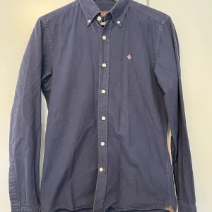 Skjorta, marinblå, Morris, 37/38 (S)  - Marinblå Morris skjorta med rosa Morris märke. Bra skick