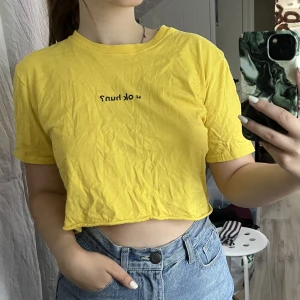 Gul croptop - Gul croppad t-shirt i storlek M från Adolescent med texten ”u ok hun?” på bröstet, endast använd några gånger