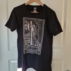 Säljes då den knappast blivit använd, märke: darksideclothing 👢 T-shirten är lång i storleken