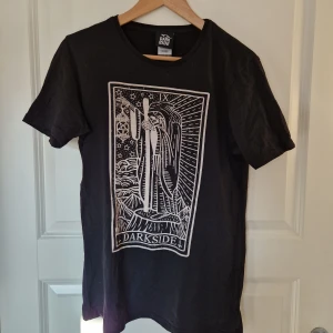 Svart T-Shirt - Säljes då den knappast blivit använd, märke: darksideclothing 👢 T-shirten är lång i storleken