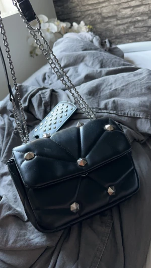 Väska  - Säljer min väska, korthållare följer med