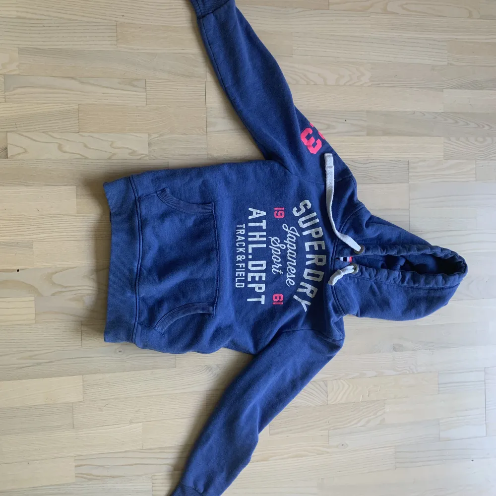 En hoodie från superdry som jag säljer då den aldrig används.  Pris: 200 kr Storlek:S . Hoodies.