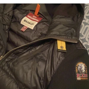 Para jumper warm up/Nolan jacket  - Storlek M Lite sliten vid armarna men syns inte alls vid användning  Vill helst bara bli av med den snabbt då den inte passar mig längre  Pris går att diskutera 