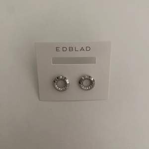Helt nya och oanvända örhängen från Edblad. Då jag inte använder silversmycken så har dem tyvärr inte kommit till användning🥰köparen står för frakt😍