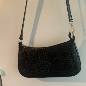 Svart snake axelväska  - Svin snygg svart axelväska i snake mönster!  20kr + frakt