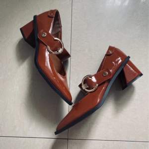 Jättesnygga spetsiga heels köpt från vinted som tyvärr inte passar mig:/ Bekväm häl, lite lik mary janes, liten skada på skorna (se tredje bild)