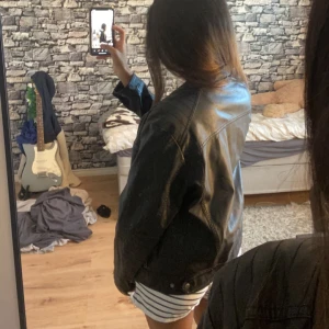 SVART läderjacka  - Om ni ska köpa den svarta jackan från jackorna på tidigare annons via köp nu funktion, gör de här!❤️☺️