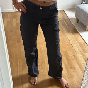 Cargo byxor  - Nu säljer jag mina as coola cargo panta från Zara i storlek 36! Använt dom endast två gånger därav säljer jag dom! Superfina och helt utan märken eller fläckar av användning.