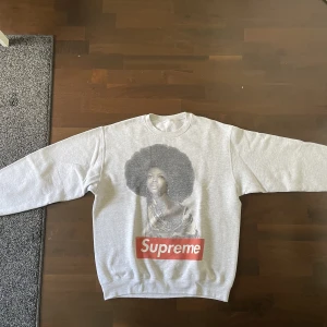 Supreme tröja - Fett ”äkta” 😭 Supreme tröja förutom att den e så ”äkta” så e den ganska chill storlek L 