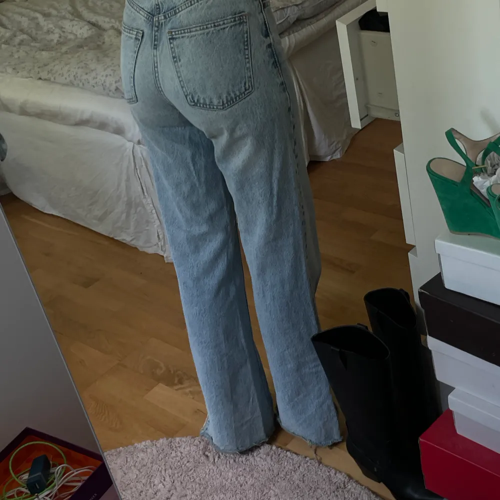 Super snygga jeans med slit nedtill . Jeans & Byxor.