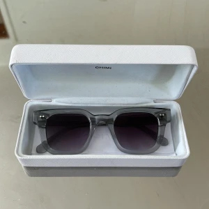 Chimi 04 Grå - Säljer mina Chimis som är i perfekt skick och nästan aldrig använd.🔝💸 Det kommer med boxen också samt fodral och påsa som syns på bild.👍 Inga repor elr skador och allt är ny köpt från Chimis hemsida💯👍