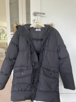 Stone island vinterjacka - Storlek 158-164, använd fåtal gånger och har inga skador eller fläckar etc. Nypris runt 8000kr