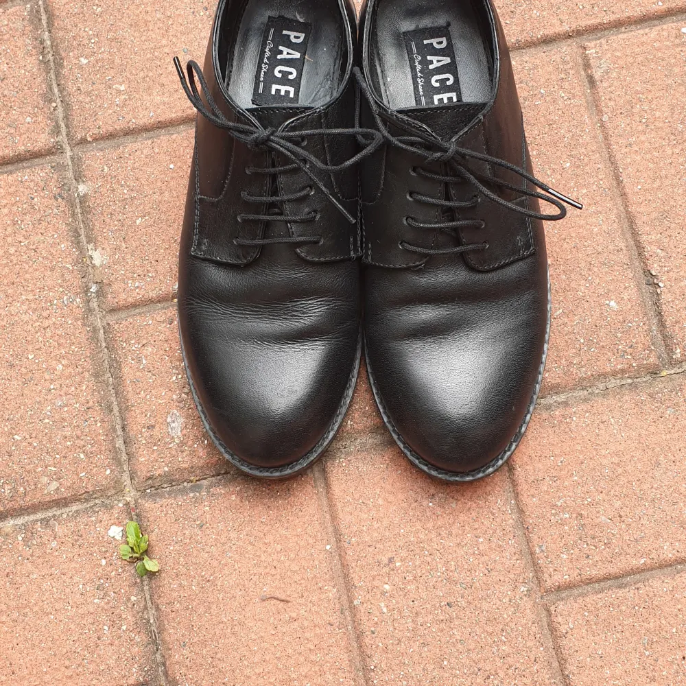 Ett par finskor i läder köpta från din sko, märke Pace. Det finns tecken på användning bak på klacken.   Kan mötas i Eskilstuna eller skickas på posten.. Skor.
