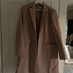 Kappa - Säljer min superfina långa kappa i ljus beige/brun. Har köpt ny och denna kommer inte till användning. Perfekt till höst och vår. Fungerar även under vintern då den är ganska tjock🤍 använd 2 gånger förra året 